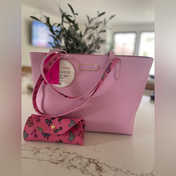 💕NEW Betsey Johnson Pink Tote Bag With Glasses Case In Cute Shoe Print - Picture 2 of 10